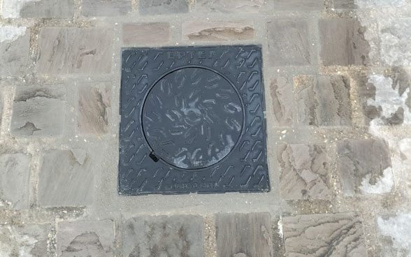 pose tampon fonte sur regard fibre